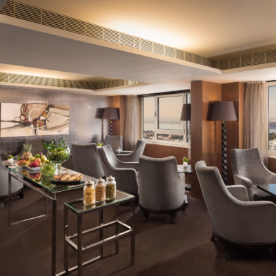 Lounge con bandeja de refrigerios dentro del Sheraton Lisboa Hotel & Spa