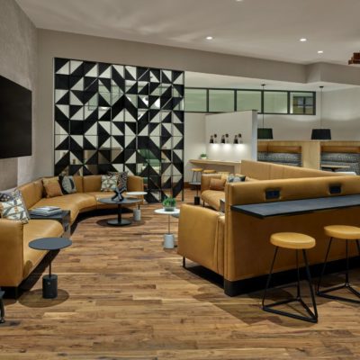 Club lounge elegante con una obra de arte geométrica en la pared