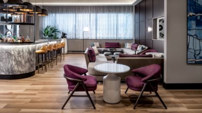 Bar y área con sillas informal